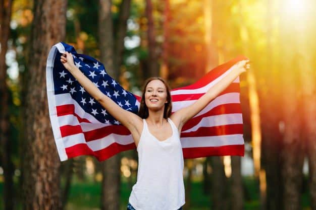 kobieta trzyma amerykanska flage
