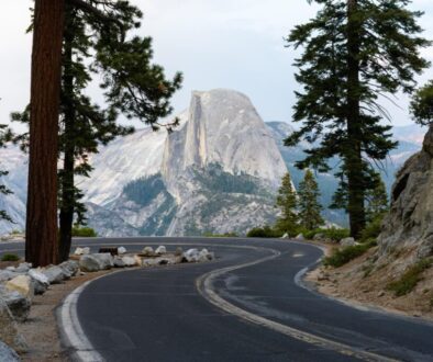 landscape-of-the-glacier-point-road-surrounded-by-rocky-hills-in-yosemite-national-park-california